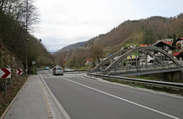 Ob mostu na Marofu naj bi razširili križišče in zgradili še manjši 
most za priključitev kolesarjev na stezo, ki jo bodo do Spodnje 
Idrije uredili na pilotih nad Idrijco. 