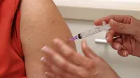 Če kandidatov v prednostnih skupinah ne bo več, bodo cepivo odslej lahko prejeli tudi ostali odrasli, mlajši od 50 let.