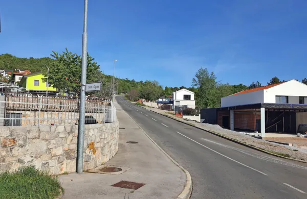 Občina čaka gradbeno dovoljenje za komunalno urejanje območja 
Ograde II (desno zgoraj nad območjem Ograde I na fotografiji), kjer 
bo na voljo 13 parcel za družinske hiše.  