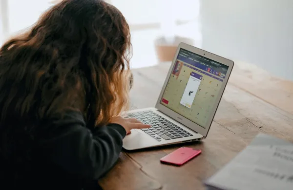 Starši naj postavijo jasna pravila, kdaj in koliko gledanja v ekran 
bodo dovoli otrokom. 