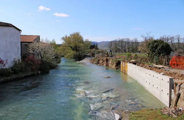 Ureditev struge Vipave predvideva tudi obnovo poškodovanih 
obrežnih zidov. Betonski zid južno od mosta na Vojkovi ulici bodo 
po napovedi direkcije za vode obložili s kamnom. 