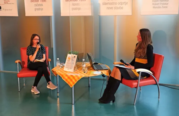 Anja Mugerli (levo) je v Goriški knjižnici Franceta Bevka pred dnevi v pogovoru s Tanjo Badalič predstavila Čebeljo družino.   