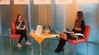 Anja Mugerli (levo) je v Goriški knjižnici Franceta Bevka pred dnevi v pogovoru s Tanjo Badalič predstavila Čebeljo družino.   