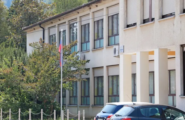 Sedaj že nekdanji 25-letni hišnik OŠ Kanal naj bi prejšnji teden 
učence v šolskem kombiju vozil pod vplivom kokaina.