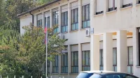 Sedaj že nekdanji 25-letni hišnik OŠ Kanal naj bi prejšnji teden 
učence v šolskem kombiju vozil pod vplivom kokaina.
