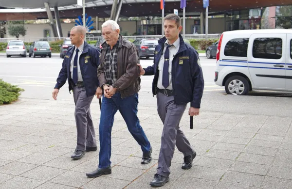Dragan Kukanja (v sredini)  že prestaja zaporno kazen zaradi nasilja v družini in surovega 
ravnanja.


