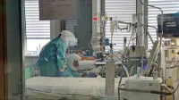Za zdravstveno blagajno je bilo zdravljenje bolnikov s covidom 
zelo velik strošek, ki ga želijo znižati.