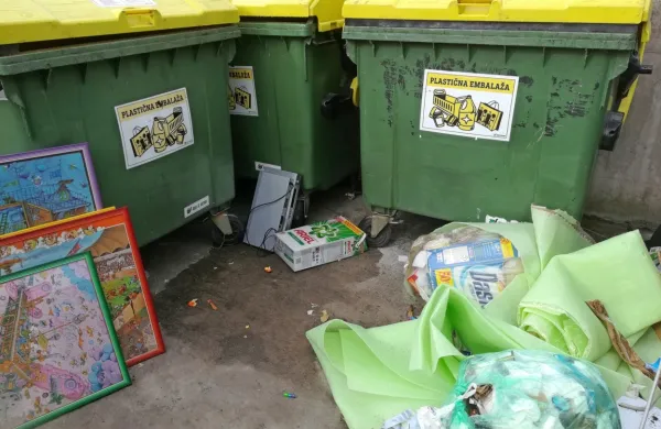 Komunalni delavci prevečkrat naletijo na take prizore na ekoloških otokih ...