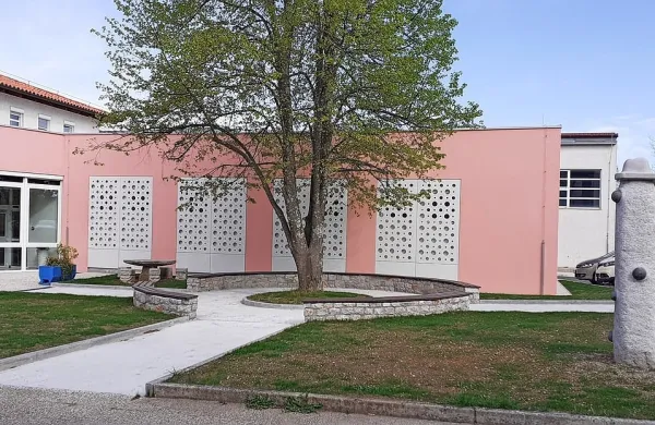 Prizidek k šoli, v katerem je šolska kuhinja, je lepo povezal šolsko  
stavbo in okolico.