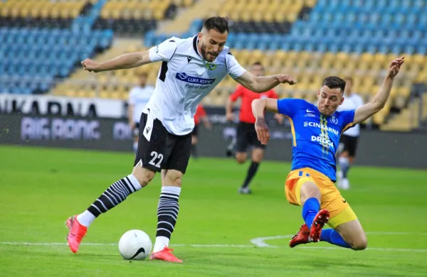 Koprčani (črno-beli) po pokalnem izpadu v Celju to sezono nimajo 
več tekmovalnih ambicij.