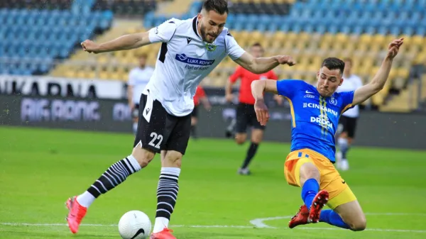 Koprčani (črno-beli) po pokalnem izpadu v Celju to sezono nimajo 
več tekmovalnih ambicij.