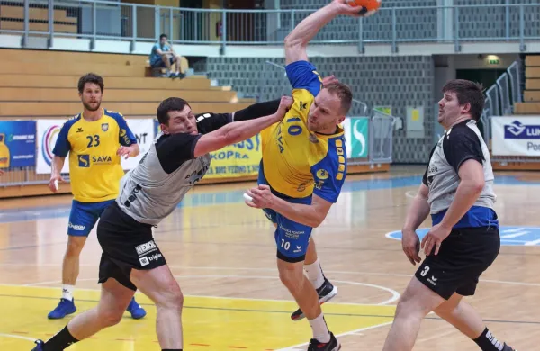 Proti Dobovi so koprski rokometaši točki osvojili brez pomoči 
gledalcev. Jim bo jutri k dobri predstavi pomagalo tudi dovoljeno 
omejeno število gledalcev na tribunah? 
