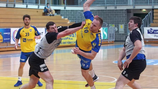 Proti Dobovi so koprski rokometaši točki osvojili brez pomoči 
gledalcev. Jim bo jutri k dobri predstavi pomagalo tudi dovoljeno 
omejeno število gledalcev na tribunah? 