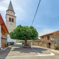 Ena od najbolj slikovitih točk v Oseku je zagotovo plac z lipo, ki po  
ljudskem izročilu velja za središče sveta.