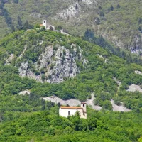 150 metrov nižje od  cerkve sv. Marije se nahaja vitovska cerkev  sv. 
Petra.