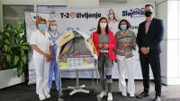 Donacijo sta   vodji neonatalnega oddelka Petri Bratina (druga z 
desne) predala Nataša Tul Mandić in Gregor Štampohar iz T-2. 