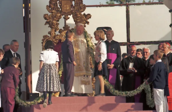 Kito iz Šmarnic so papežu Janezu Pavlu II. nesli otroci iz župnije 
Matenja  vas  -  Štivan. 