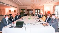 Vodstvi korporacij Hidria in  Kolektor prvič skupaj za oglato mizo 
Kendovega dvorca, pa še župan Tomaž Vencelj in ravnateljica 
Gimnazije Karmen Vidmar sta bila poleg.