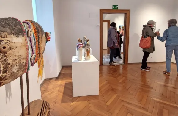    V dveh etažah ajdovske galerije se pred očmi vrstijo  sila raznolika dela, od impresivnih skulptur do 
slik, risb in celo posebnih fotografij, ki jih obiskovalci dobesedno pohodijo. 