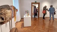    V dveh etažah ajdovske galerije se pred očmi vrstijo  sila raznolika dela, od impresivnih skulptur do 
slik, risb in celo posebnih fotografij, ki jih obiskovalci dobesedno pohodijo. 