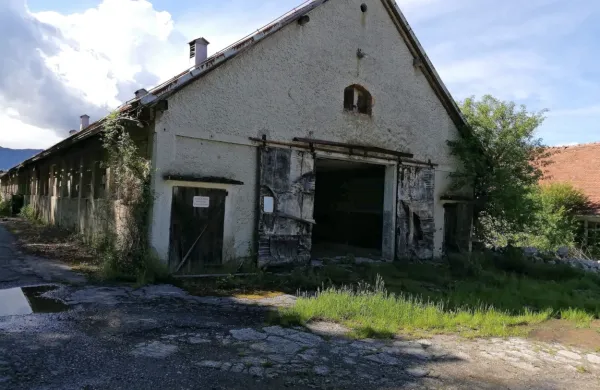 Propadajoče hleve nekdanje kmetijske zadruge pri Orehku bo 
morda nadomestil začasni kampus za turške delavce, ki bodo 
gradili drugi tir.