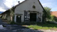 Propadajoče hleve nekdanje kmetijske zadruge pri Orehku bo 
morda nadomestil začasni kampus za turške delavce, ki bodo 
gradili drugi tir.