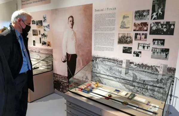 Narodni muzej Slovenije je v Pivki na ogled postavil  zbirko 
zapuščine primorskega rojaka Rudolfa Cvetka iz Senožeč.