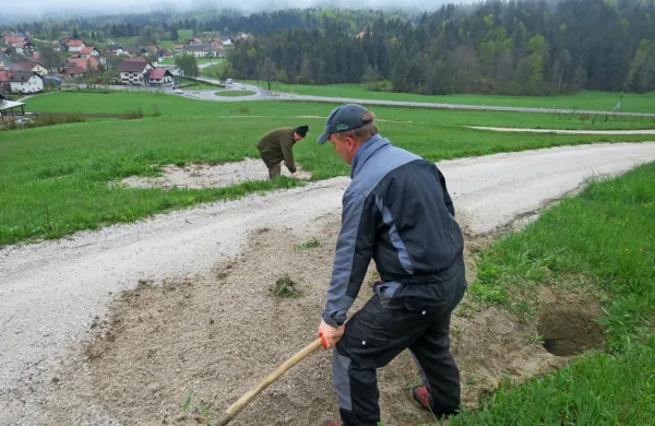 Vzdrževanje makadamskih vozišč, “obveza” vaščanov, je zaradi 
enotnega financiranja cest v državi ljudem na prostorsko manj 
razgibanem terenu prihranjeno. 