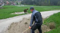 Vzdrževanje makadamskih vozišč, “obveza” vaščanov, je zaradi 
enotnega financiranja cest v državi ljudem na prostorsko manj 
razgibanem terenu prihranjeno. 