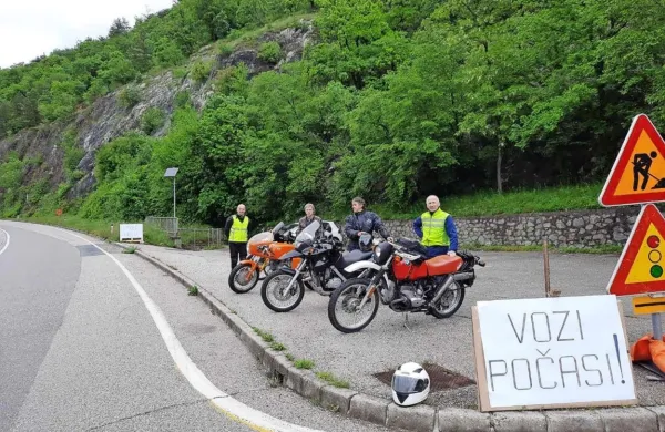 V Solkanu na začetku soške ceste so motoristi in policisti 
opozarjali voznike, naj upočasnijo svojo hitrost.  