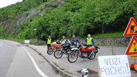 V Solkanu na začetku soške ceste so motoristi in policisti 
opozarjali voznike, naj upočasnijo svojo hitrost.  