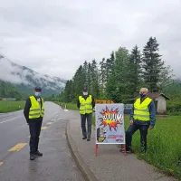 Predstavniki  občinskih svetov za preventivo v   prometu  in člani 
moto klubov so na panoje napisali opozorila za voznike.