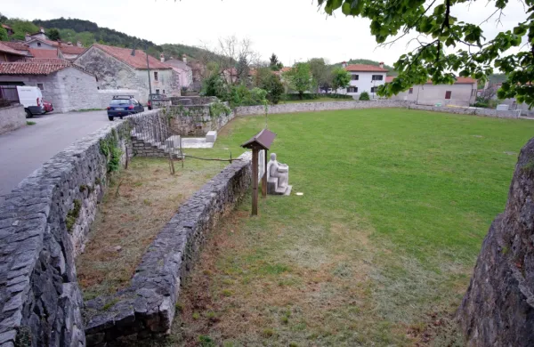 Travnik in hiše na repenskem Placu.