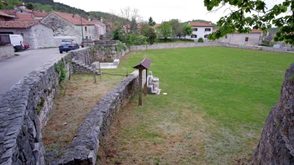Travnik in hiše na repenskem Placu.