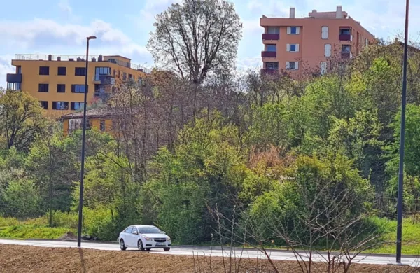 Na dražbi prodaja zemljišč ob Dolinski cesti