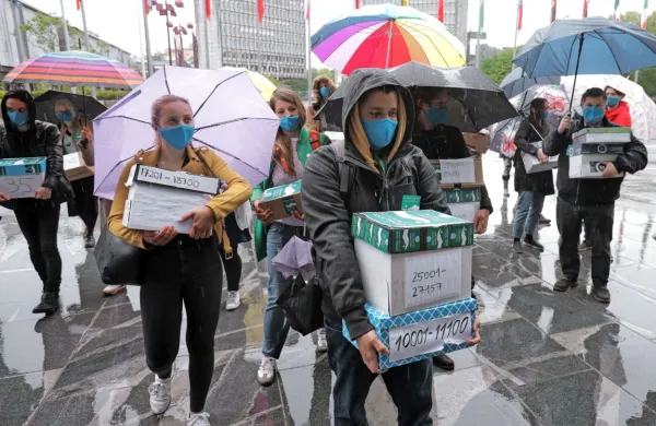 Podpise je  zbiralo skoraj 200 prostovoljcev po vsej državi.