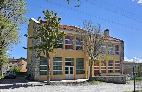 Občina je je z novim pravilnikom preoblikovala  cene najemnin 
svojih nepremičnin, med njimi tudi stare šole v Divači.   