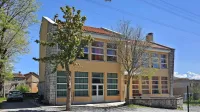 Občina je je z novim pravilnikom preoblikovala  cene najemnin 
svojih nepremičnin, med njimi tudi stare šole v Divači.   