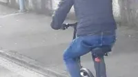 Goriški policisti so 34-letnega Goričana videli, ko se je izkrcal iz 
kombija na Rafutu, od koder se je z električnim kolesom nato 
odpeljal čez mejo. 