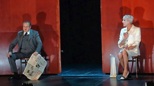 Ivo Barišič (desno) in Janez Starina kot gospa in gospod Smith v 
predstavi Plešasta pevka 