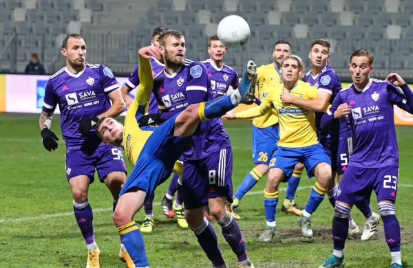 Maribor (v vijoličastih dresih) bo danes na Bonifiki potrjeval prvo 
mesto.