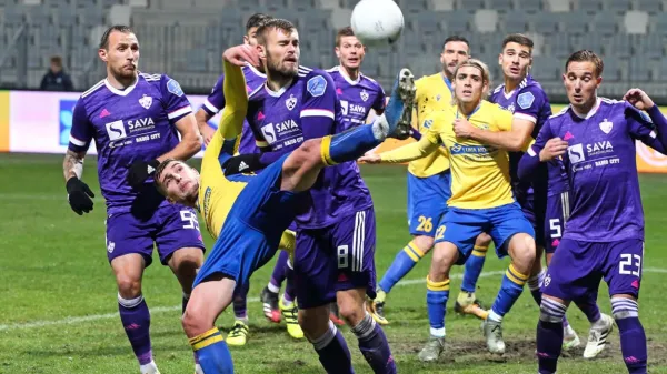 Maribor (v vijoličastih dresih) bo danes na Bonifiki potrjeval prvo 
mesto.