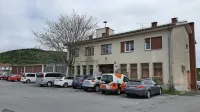Stari gasilski dom in garaže (na fotografiji), namerava sežanska občina podreti in na tem mesti 
zgraditi novo stavbo za glasbeno šolo. Država ji v ta namen obeta več kot  milijon evrov.   
