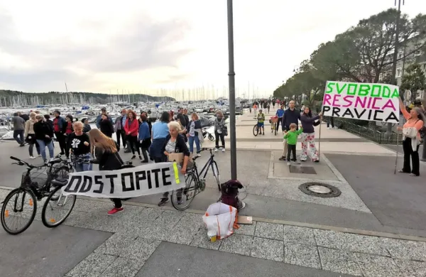 Na Lonki se je sinoči na obletnici protestov zbralo približno 150 
ljudi. 

