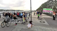 Na Lonki se je sinoči na obletnici protestov zbralo približno 150 
ljudi. 

