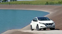 Na kakšen način bodo električni avtomobili prispevali k stabilizaciji elektrodistribucijskega omrežja in omogočali sprejem 
večjega deleža energije iz obnovljivih virov odkriva izračun, da 
lahko 40.650 nissan leaf z velikostjo baterije 62 kWh shrani enako 
količino električne energije, kot je ob polnem akumulacijskem 
jezeru v bližini Kanalskega vrha  v 14 urah proizvede črpalna 
hidroelektrarna Avče na reki Soči.      