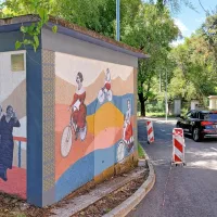 Motiv aleksandrink na poslikavi ob vhodu v Laščakovo vilo 
poudarja mobilnost in pogum teh primorskih žensk. 