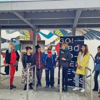 Otvoritev je minila deževno, a prijetno. Z leve: Damjana Pavlica, 
Nina Bric, Eva Mlinar, Lisa Gelli, Nicola Allessandrini, Neda Rusjan 
Bric, vodja projekta Maja Murenc, Maruša Štibilj in Boštjan 
Drinovec.