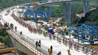 Leta 2004 je kolesarska karavana šla čez nedokončan viadukt Črni Kal.