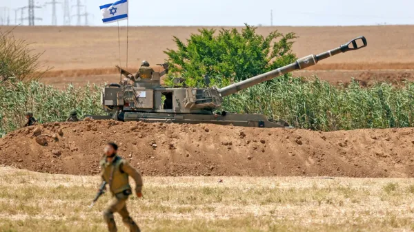 Med Izraelom in Gazo spet letijo številne granate in rakete.  